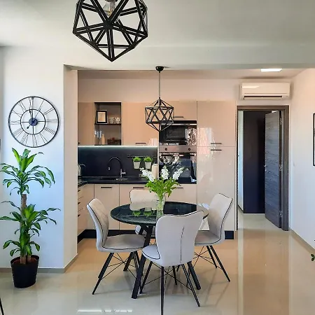 Enjoy - New With Terrace And Free Parking Garage Apartment *